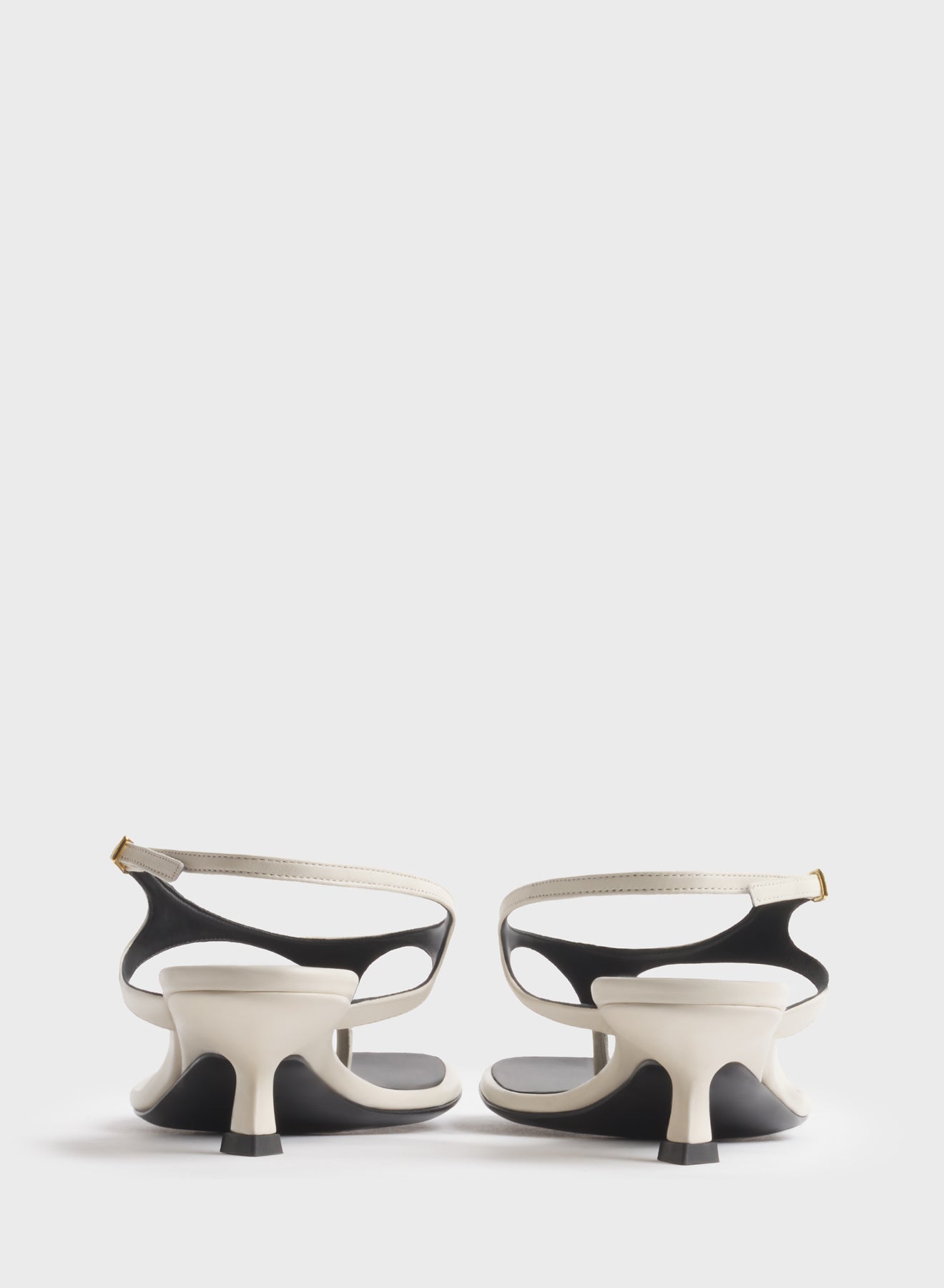 Milk thong strap sandals 45