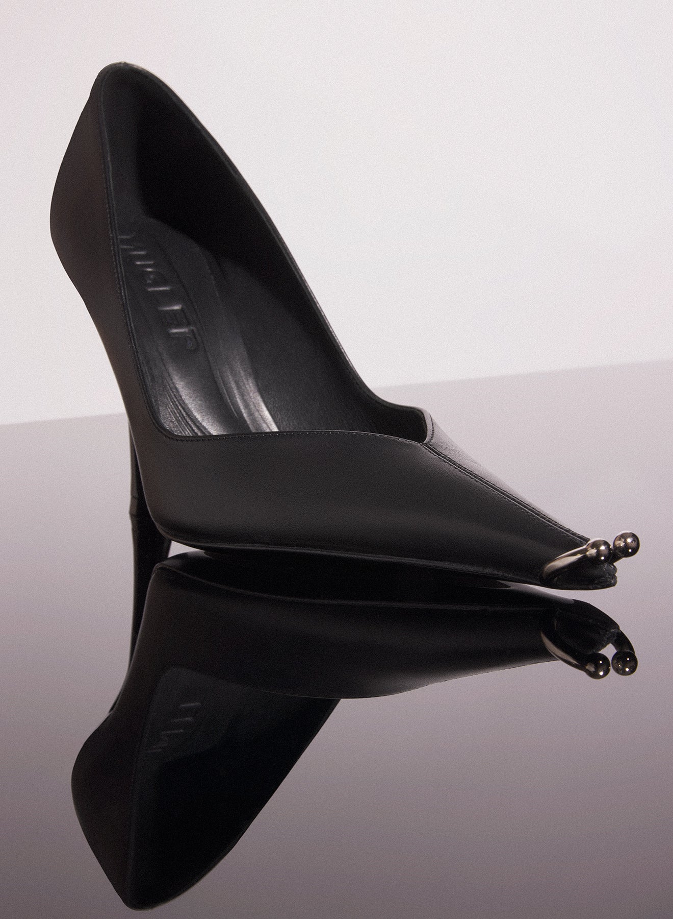 black leather piercing fang 95 pump