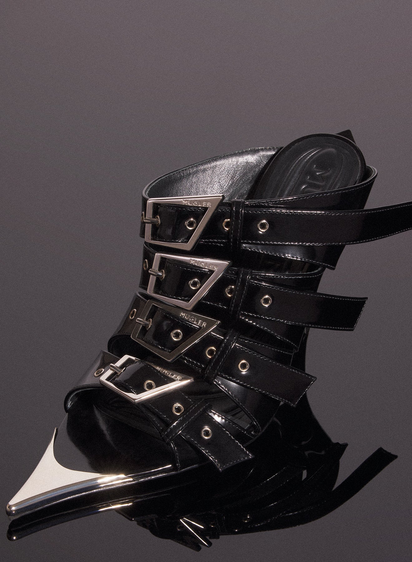 black shiny leather buckled fang 95 sandals