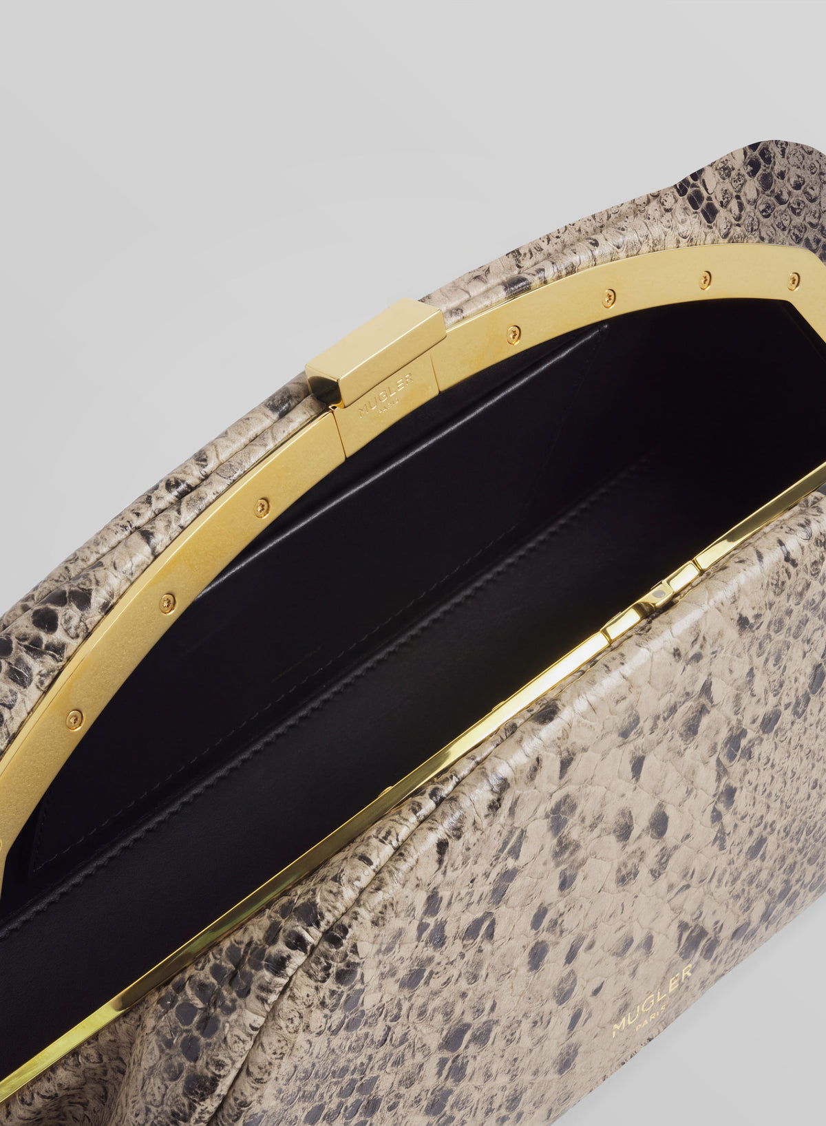 Snake lua clutch